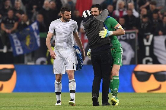 阿利松：为伊萨克进球感到高兴，希望他只是受到冲撞并非重伤（阿利松：为伊萨克破门高兴，盼他只是被撞到并无大碍）