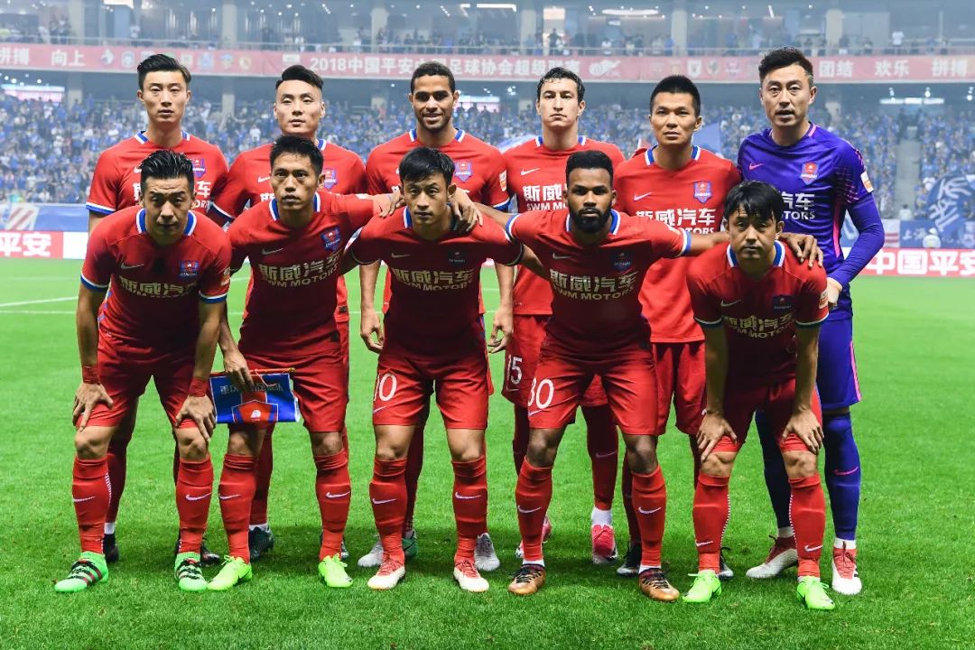 表达崇高敬意，重庆铜梁龙向李章洙赠送冲超纪念球衣