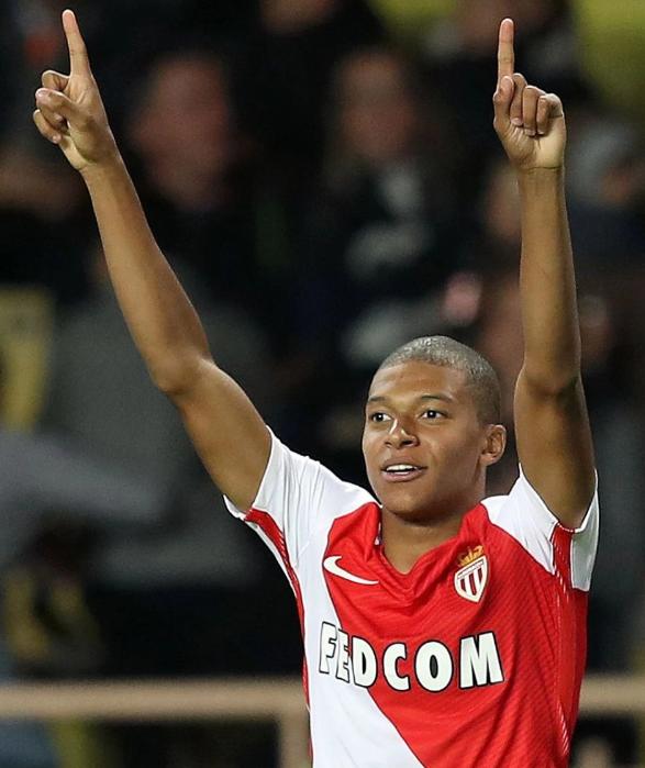 球星连续抢下关键篮板